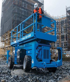 Marca: GENIE Modelo: GS 4390 RT Altura de trabajo: 13.1m Alimentación: Combustión